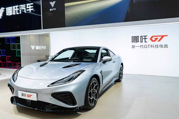 广州260哪吒汽车在智能汽车领域的表现，领途汽车在新能源汽车市场中的影响力